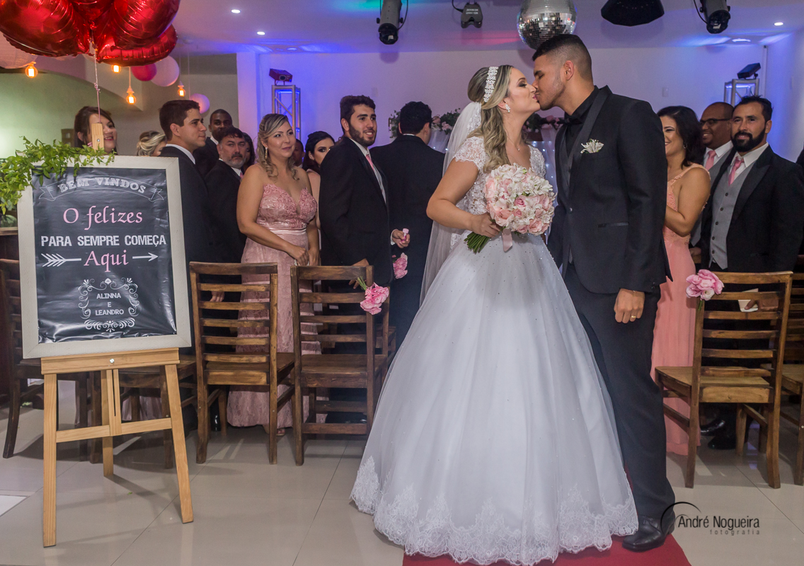 casamento rj, noivos se beijando na saída da cerimônia de casamento, andre nogueira fotografia, batuli festas nova iguaçu