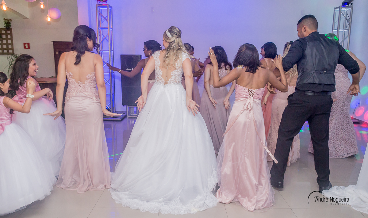 noivos dançando anita com os convidados na pista de dança do salão de festa batuli festas