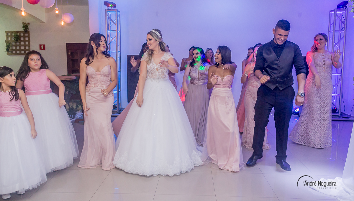 casamento rj, noivos dançando na pista de dança com os convidados, batuli festas, andre nogueira fotografia