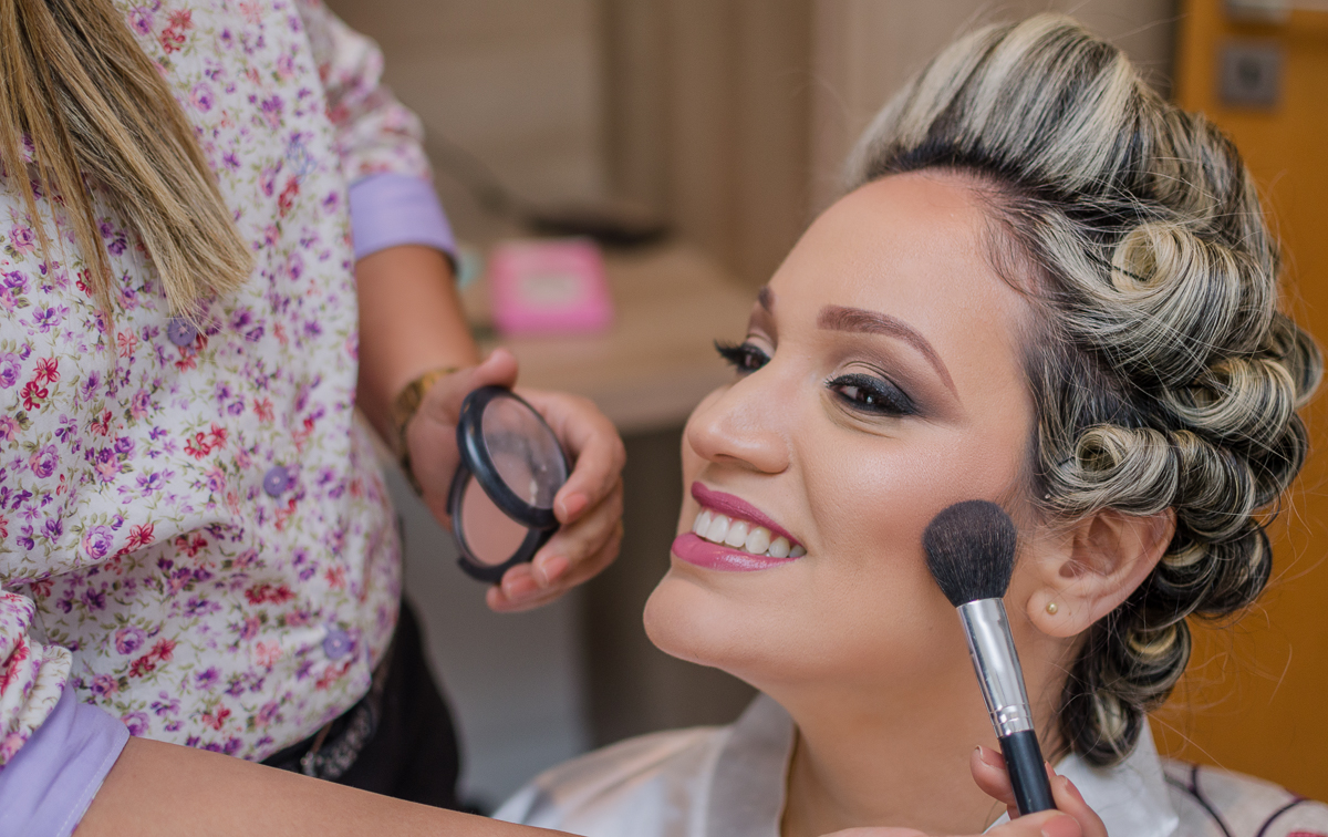 Casamentos rj, maquiadora Sônia Freitas passando batom na noiva alinna, fotógrafo andre nogueira fotografia registrando essa cena, no hotel mercure Nova Iguaçu