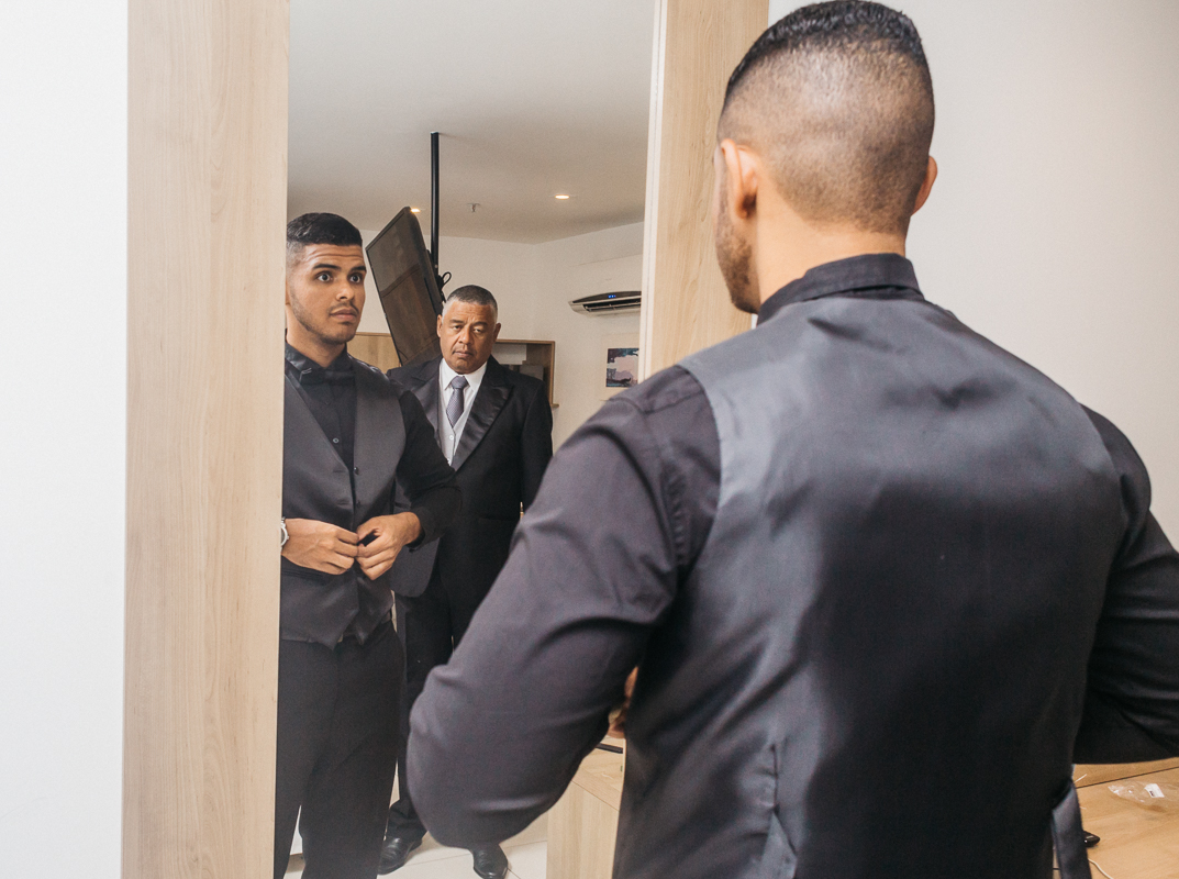 Casamento rj, hotel mercure, noivo ae arrumando em frente ao espelho e observado pelo pai