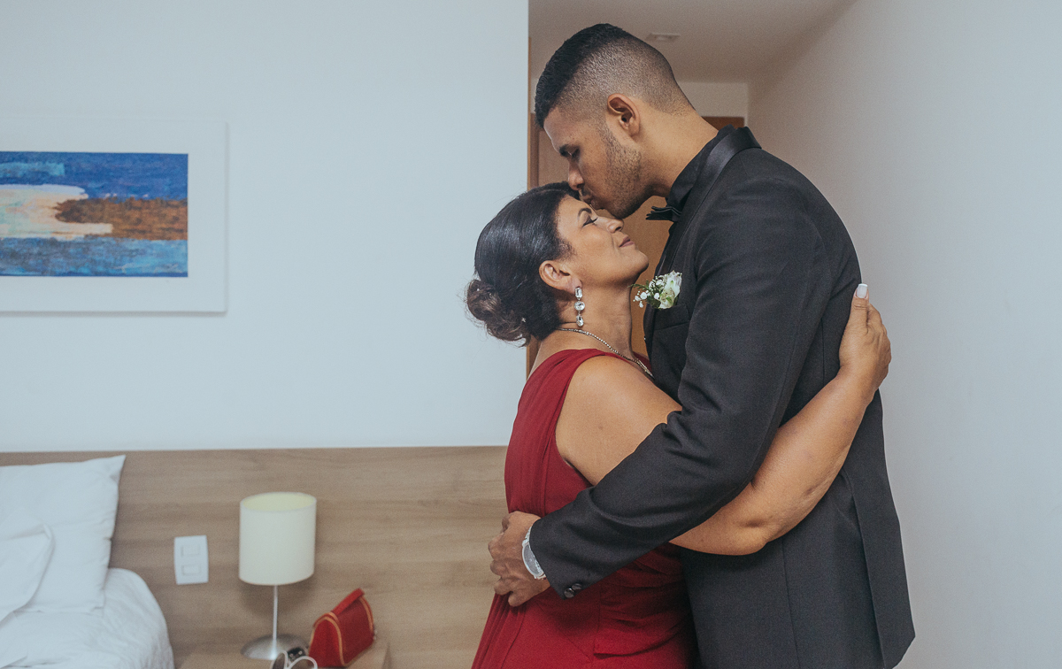 Fotografia de casamento rj, noivo beijando sua mãe na testa, hotel mercure, making of noivo, fotografia por andre nogueira fotografia