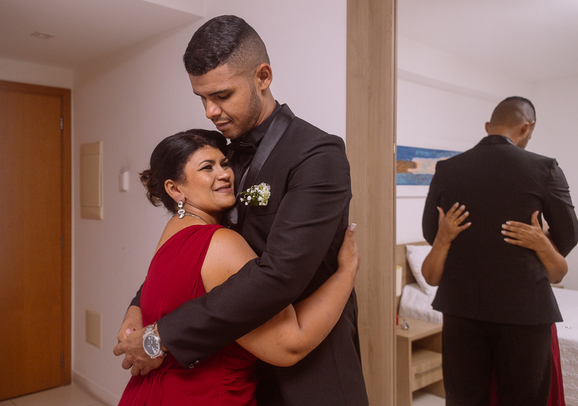 Casamento rj, noivo abraçado com sua mãe, making of noivo, fotógrafo andre nogueira fotografia, hotel mercure