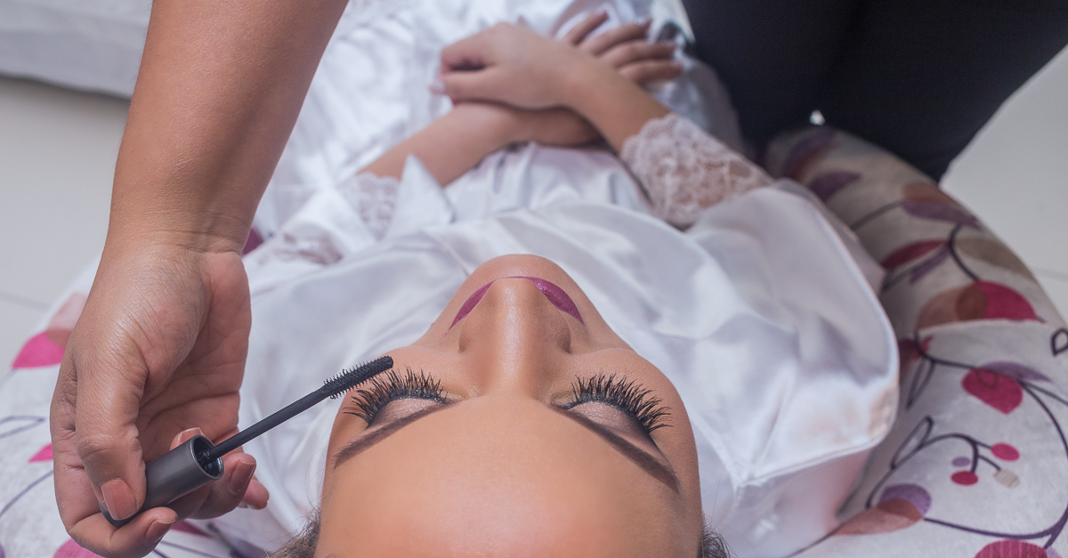 casamento rj, noiva sendo maquiada pela maquiadora  sonia freitas no hotel mercure nova iguaçu e fotografia por andre nogueira fotografia