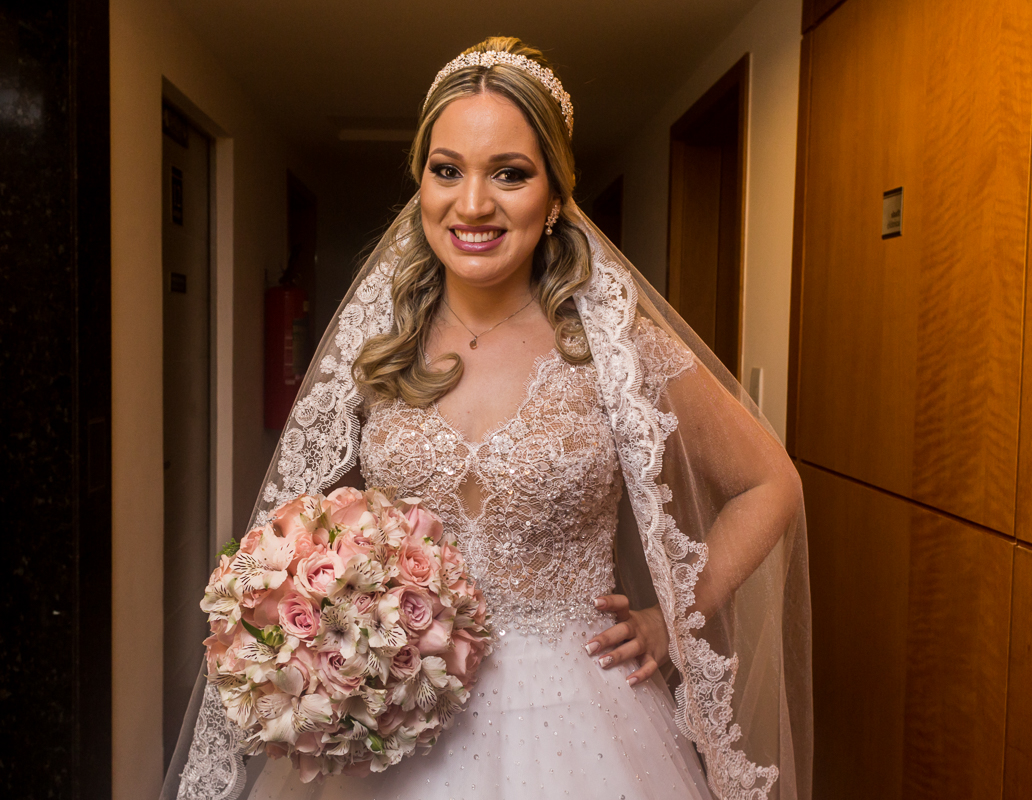 Fotografia de casamento rj, noiva arrumada segurando o bouquet no corredor do hotel mercure, making of Sônia Freitas, andre nogueira fotografia