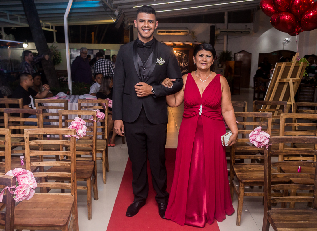 Noivo entrando com a mãe no local da cerimônia, salão batuli festas, casamento rj, fotografia por andre nogueira fotografia