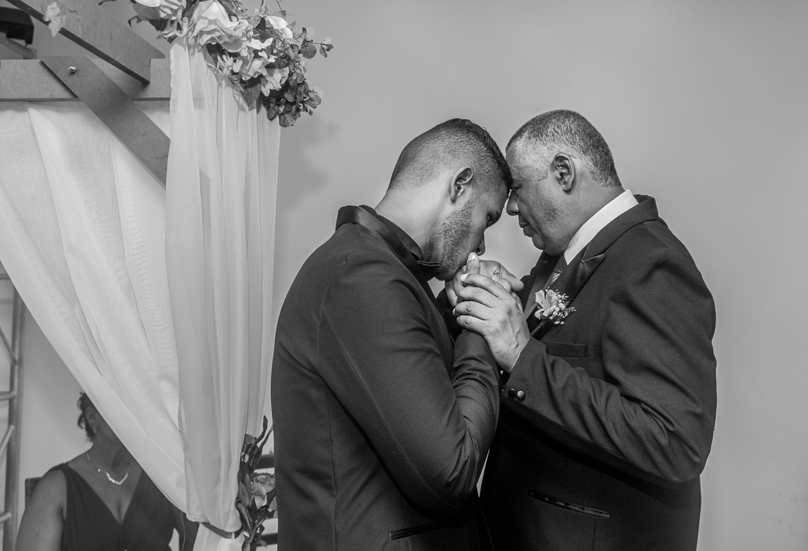 Casamento rj, noivo beija a mão de seu pai, antes da cerimônia de casamento começar, batuli festas, casamento alinna e Leandro, fotógrafo de casamento andre nogueira fotografia