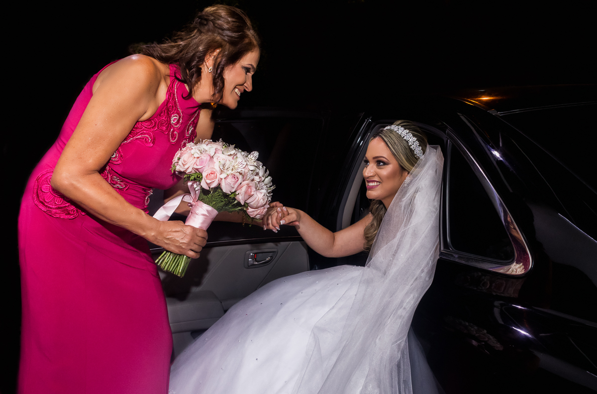 Casamento rj, noivas rj, mãe da noiva retirando a noiva do carro, rumo a cerimônia de casamento, no salão batuli festas, casamento alinna e Leandro, fotografia por André Nogueira fotografia