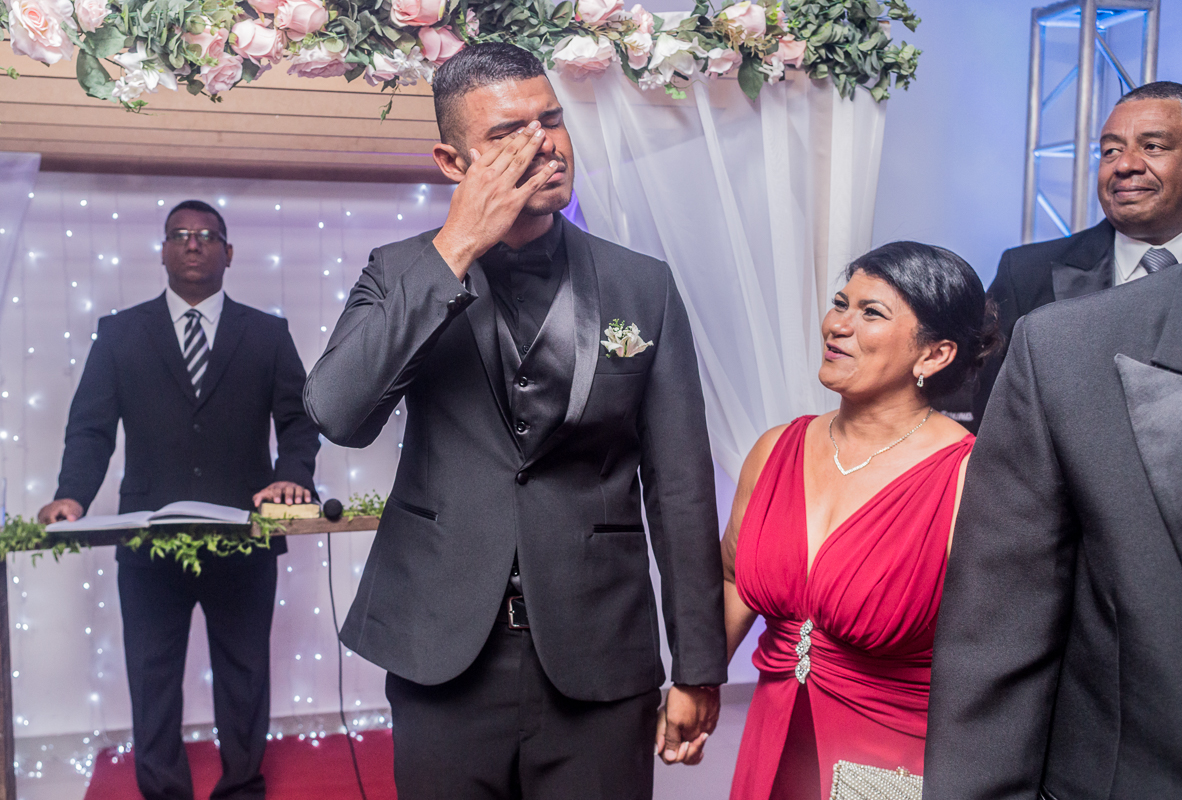 Noivo chorando durante a entrada da noiva e sendo observado pela mãe, batuli festas, casamento rj, batuli festas, fotógrafo de casamento rj andre nogueira fotografia