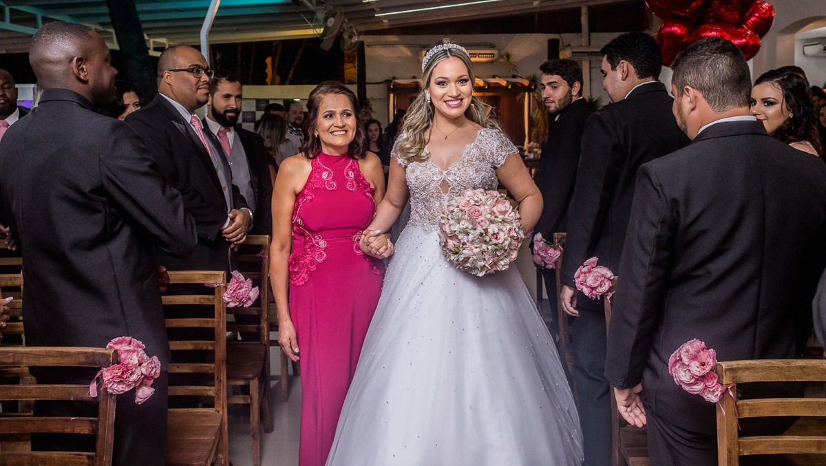 Casamento rj, noiva sendo conduzida pela mãe, rumo ao altar, casamento alinna e Leandro, batuli festas, andre nogueira fotografia