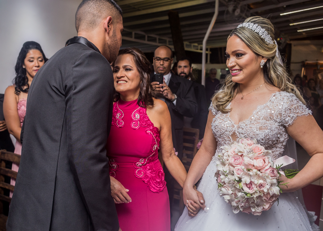 Fotografia de casamento rj, mãe da noiva entrega sua filha para o noivo no altar, durante a cerimônia de casamento Alinna e Leandro, batuli festas