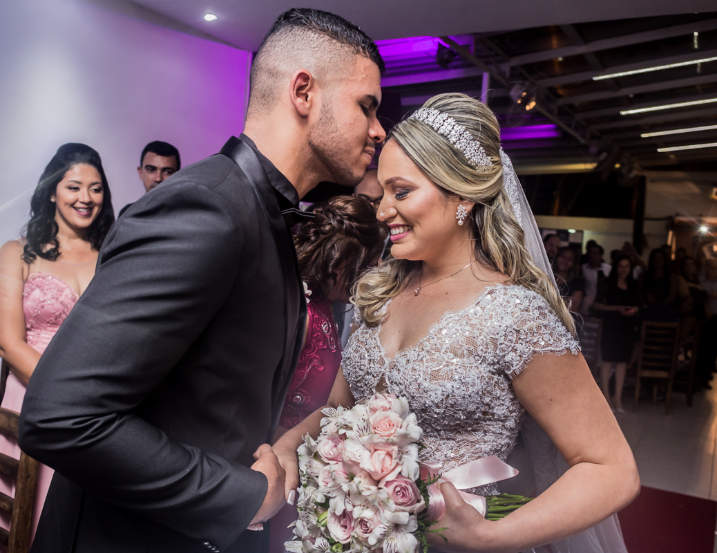 Fotografia de casamento rj, noivo beijando a testa da noiva durante a cerimônia de casamento, salão batuli festas, fotografia por andre nogueira fotografia