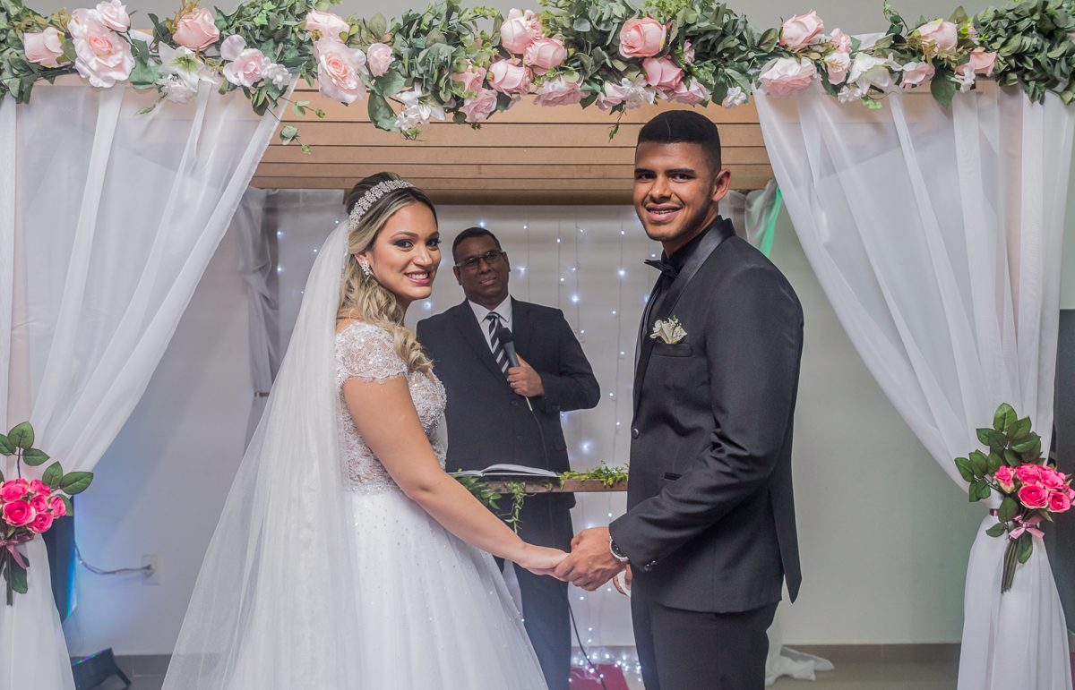 Noivos olhando para os convidados, casamento rj, salão batuli festas Nova Iguaçu, cerimônia de casamento rj