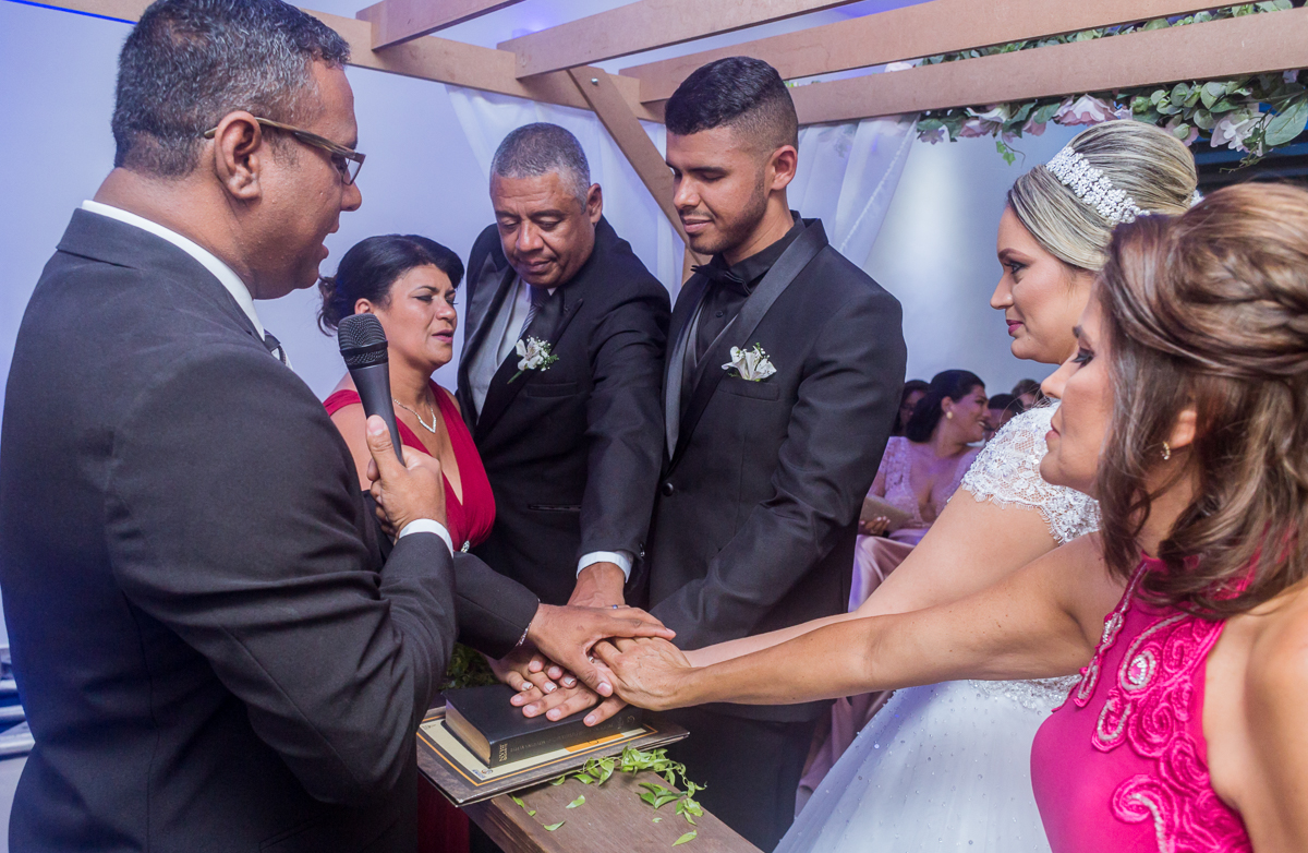 casamento rj, pais dos noivos colocam as mãos sobre as mãos dos noivos, para abençoar as alianças, batuli festas