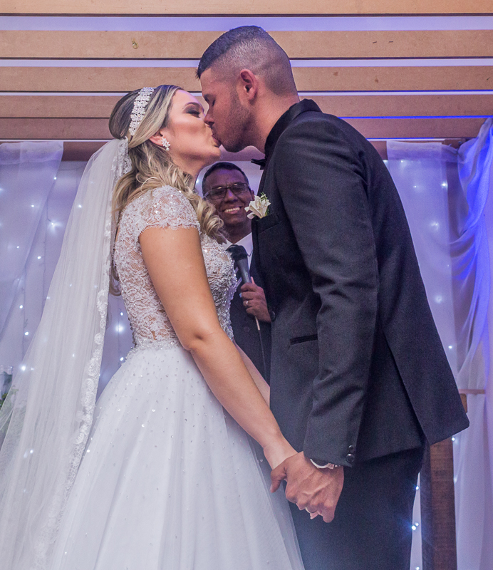 fotografo de casamento rj, noivos dão o primeiro beijo de casados, batuli festas nova iguaçu, andré nogueira fotografia