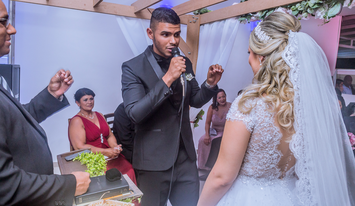 noivo segura a aliança e declara seu amor pela noiva, enquanto ela sorrir, casamento rj, noivas carioas, batuli festas, andre nogueira fotografia