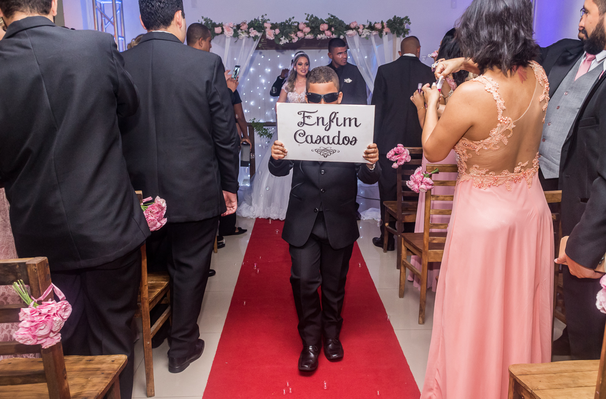 pajem saindo com a placa de enfim casados, batuli festas, andre nogueira fotografia