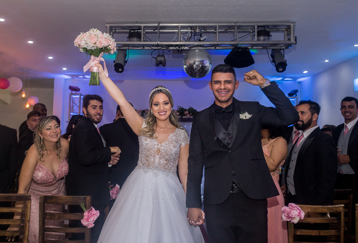 casamento rj, noivos comemorando o casamento no final da cerimônia, batuli festas e sendo fotografado por andré nogueira fotografia
