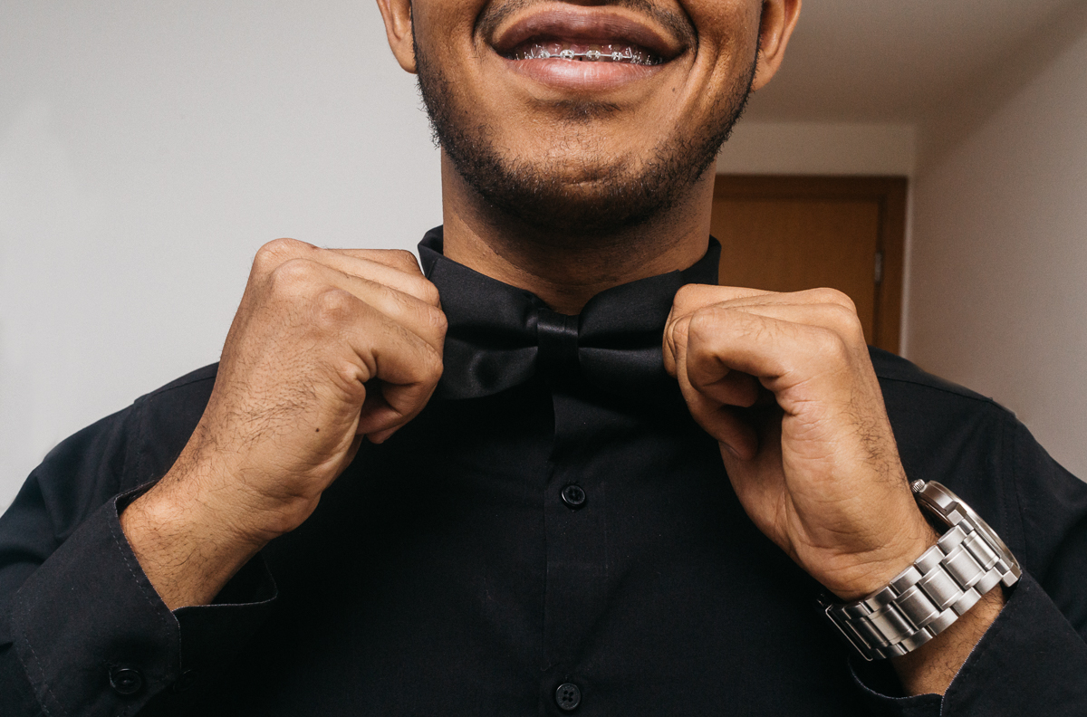 Noivo ajeitando a gravata, durante o seu making of, no hotel mercure Nova Iguaçu, foto andre nogueira fotografia