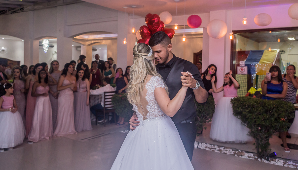 salão batuli festas nova iguaçu, fotografia de casamento rj, noivos realizando a primeira dança como casados, cena linda registrada por andré nogueira fotografia