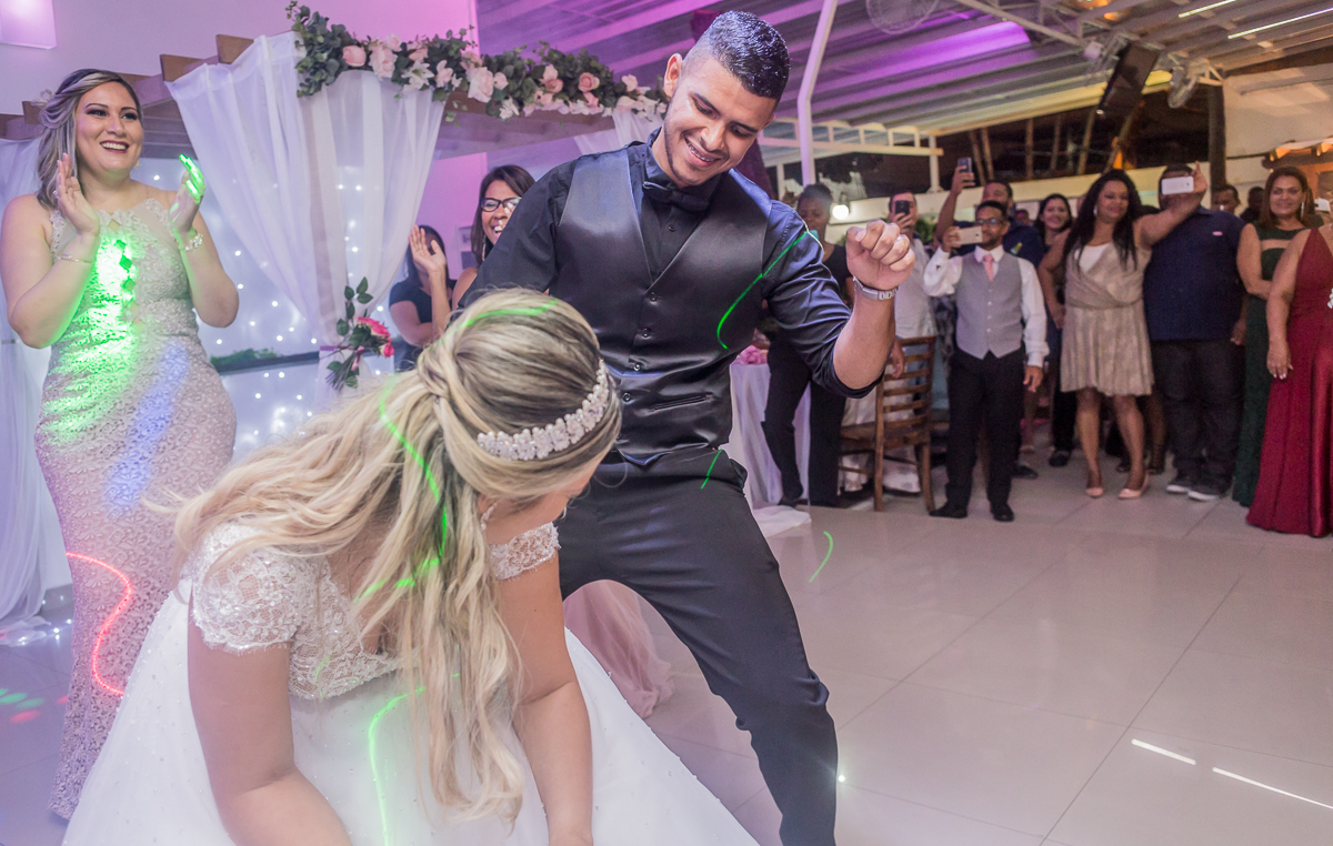 casamento rj, noiva rebolando na frente do noivo na pista de dança, batuli festas, fotografo de casamento rj andre nogueira fotografia