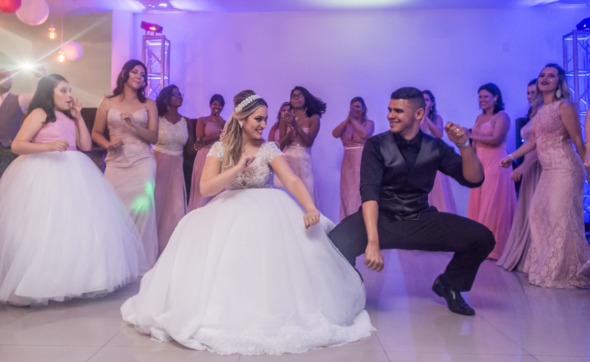 fotografo de casamento rj, noivos dançando até o chão na pista de dança, do salão batuli festas nova iguaçu