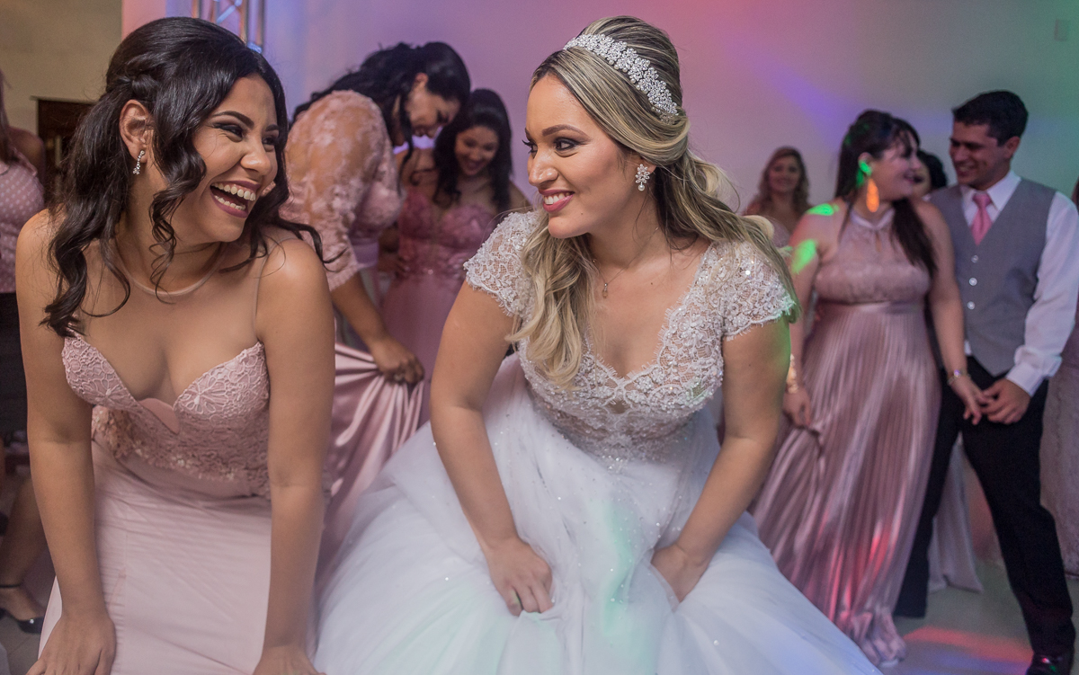 casamento rj, noiva dançando com a sua sobrinha, na pista de dança, batuli festas, andré nogueira fotografia