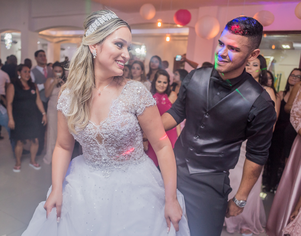fotografia de casamento rj, noivos dançandos e olhando na pista de dança, batuli festas