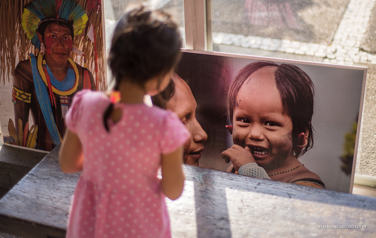 foto do índio sendo olhado pela ana