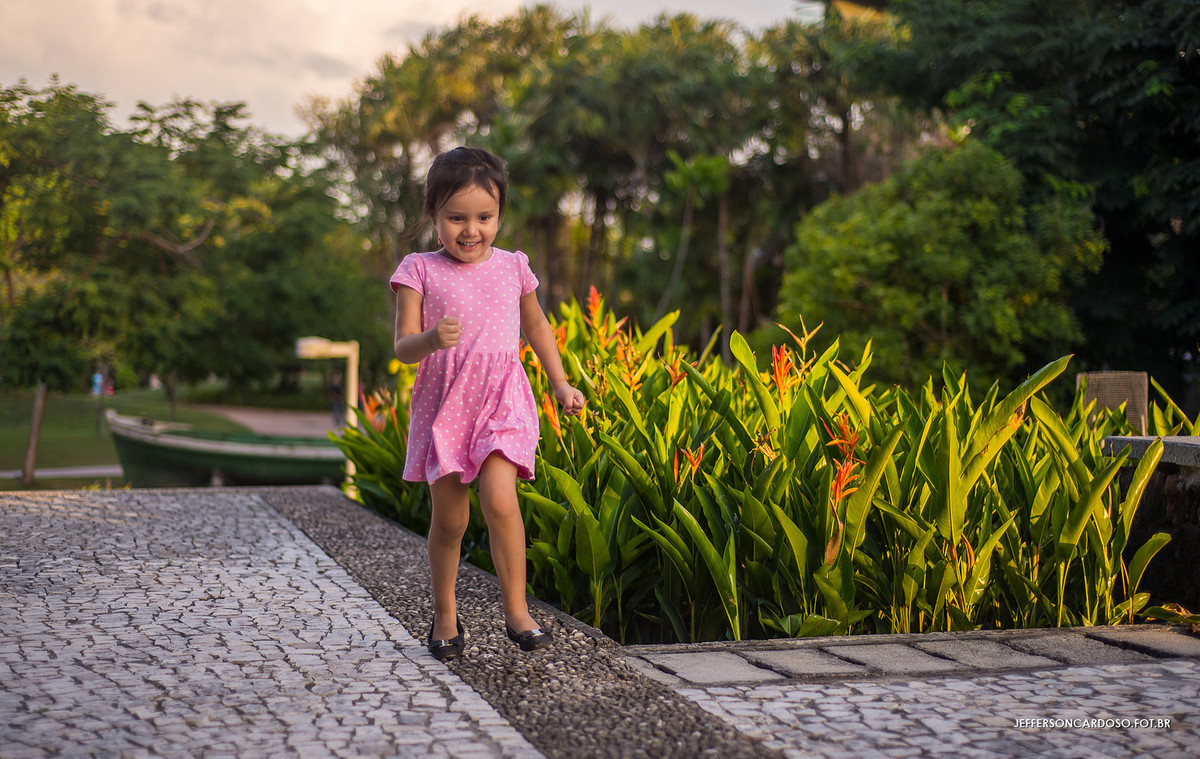 criança correndo sendo feliz fotos