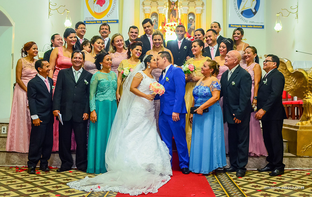 casamento com a família no altar beijo dos noivos