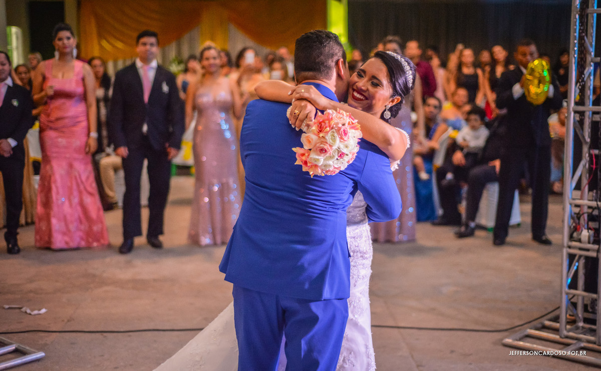 abraço dos noivos no salão
