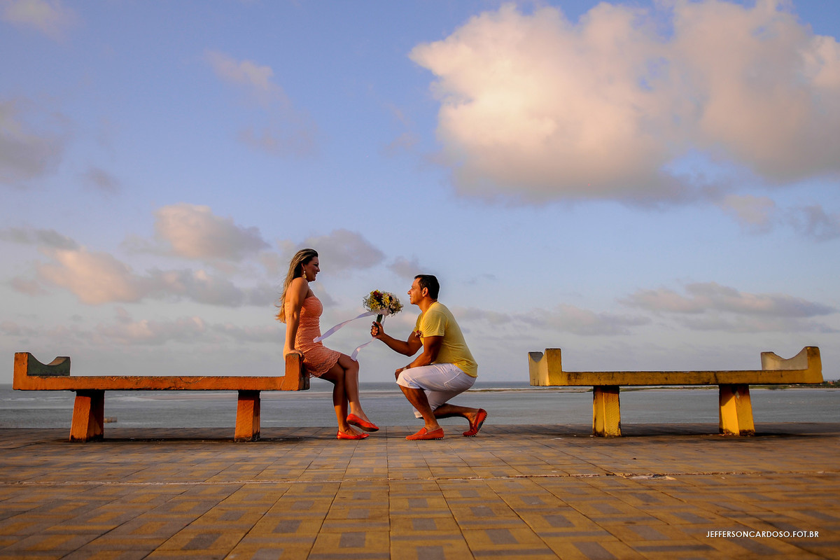 noivo dando buquê para sua amada noiva