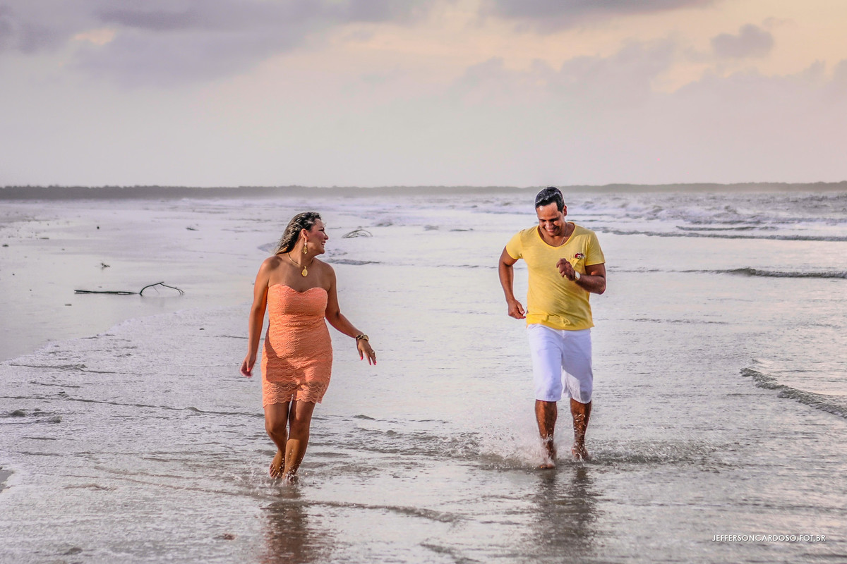 casal correndo na beira da água