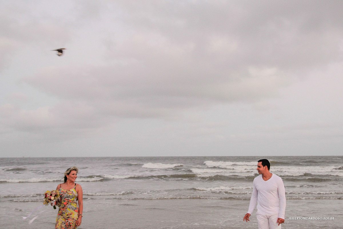 praia mar e casal se amando
