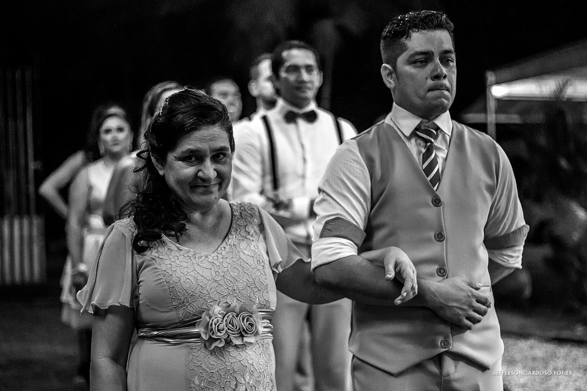 mãe do noivo e emoção antes de entrar