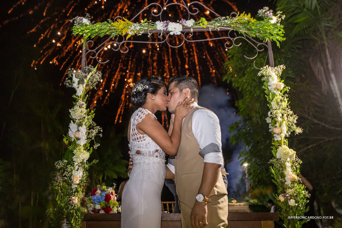 fogos na hora do beijo dos noivos