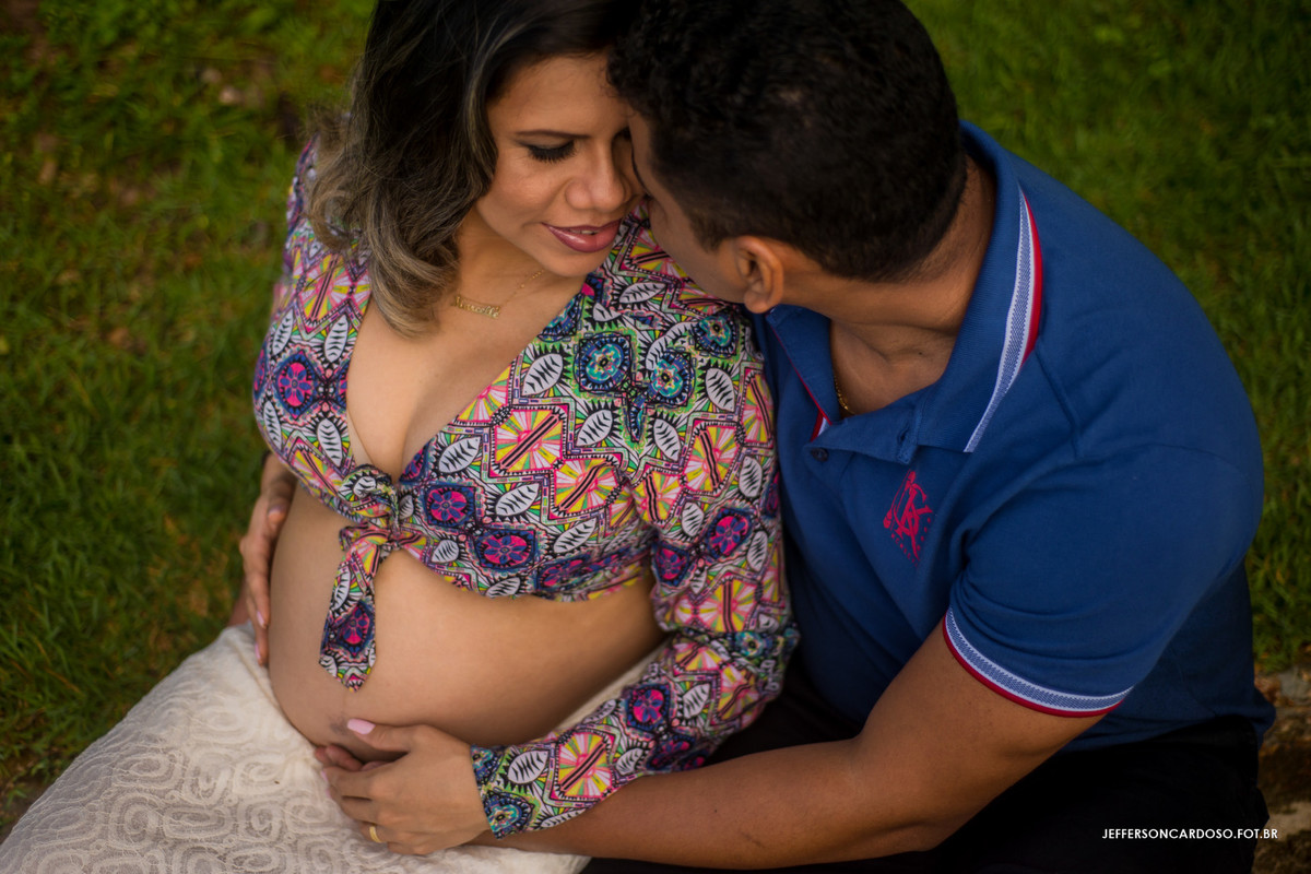 pai e mãe sentado curtindo o barrigão