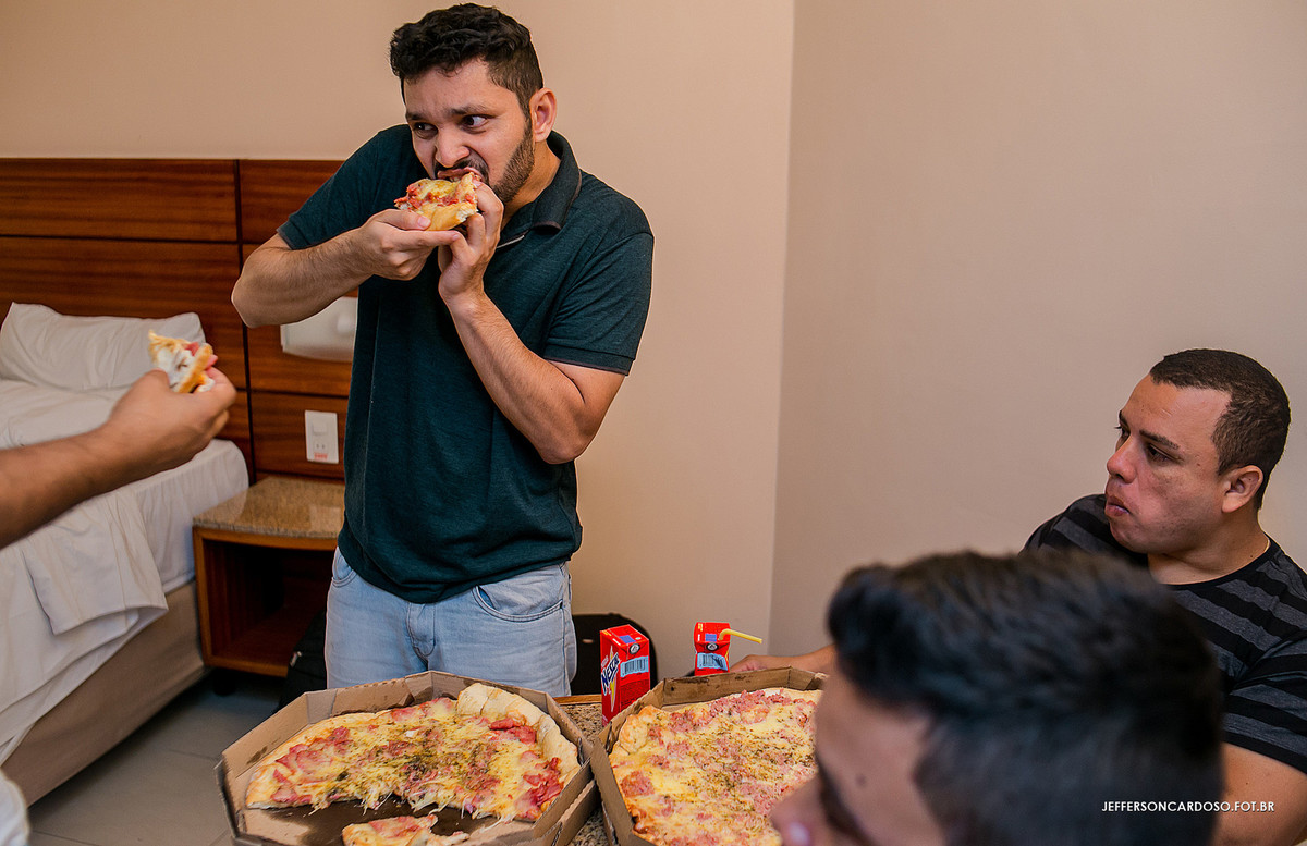 comendo pizza antes de casar
