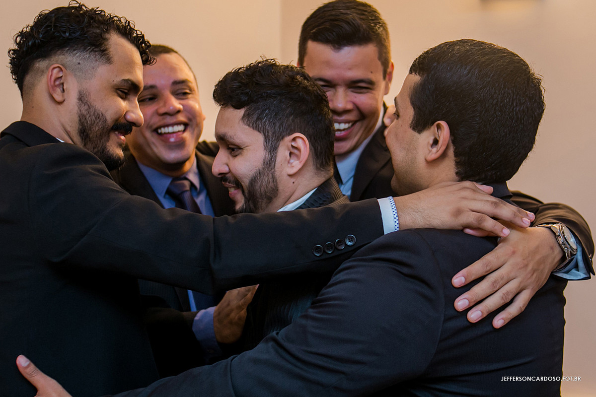 abraço dos amigos no noivo antes da cerimonia