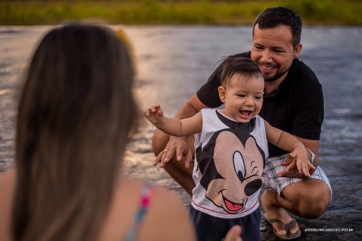 família fazendo fotos no aeroporto de cametá