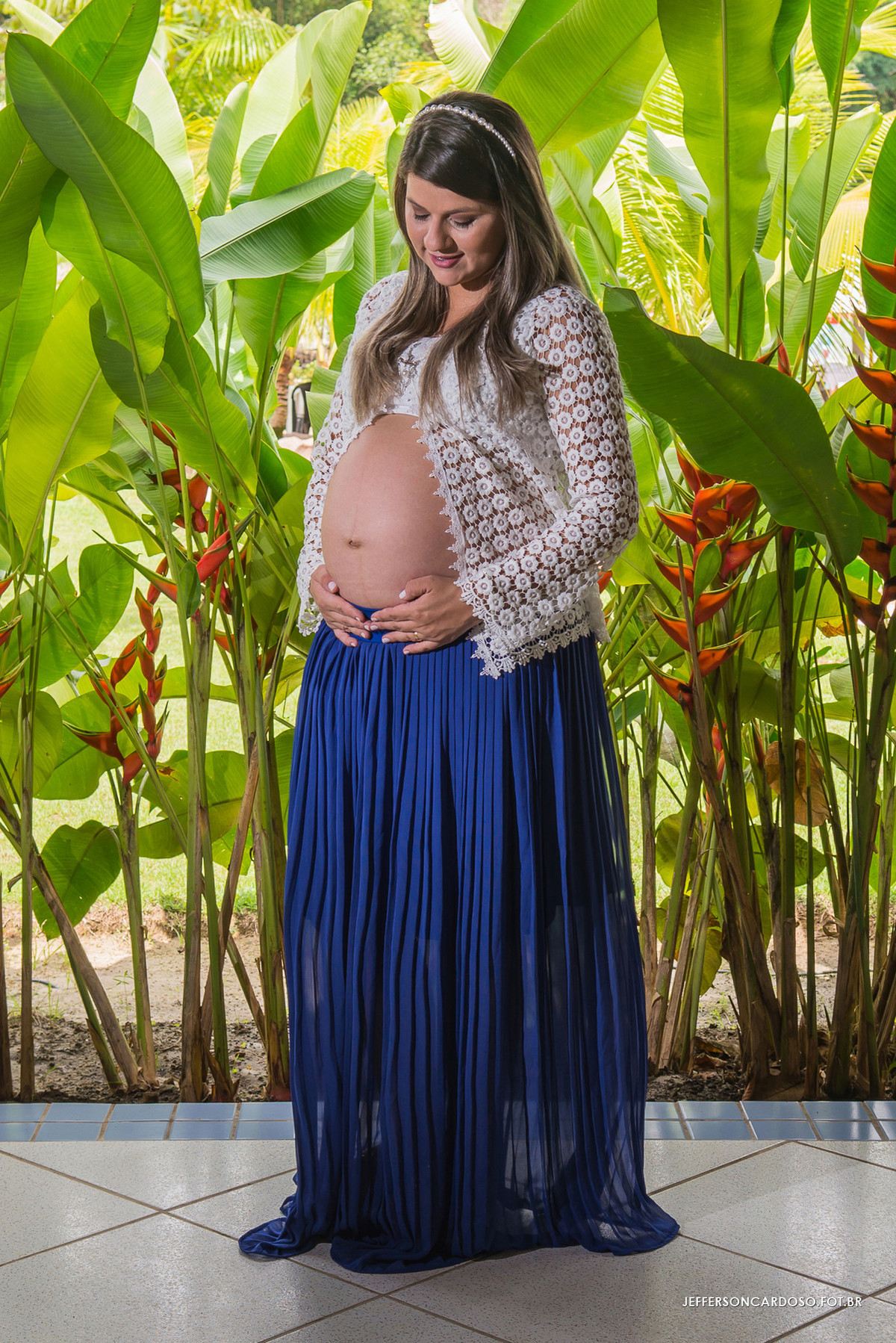 ensaio de gestante no meio do park de piscina