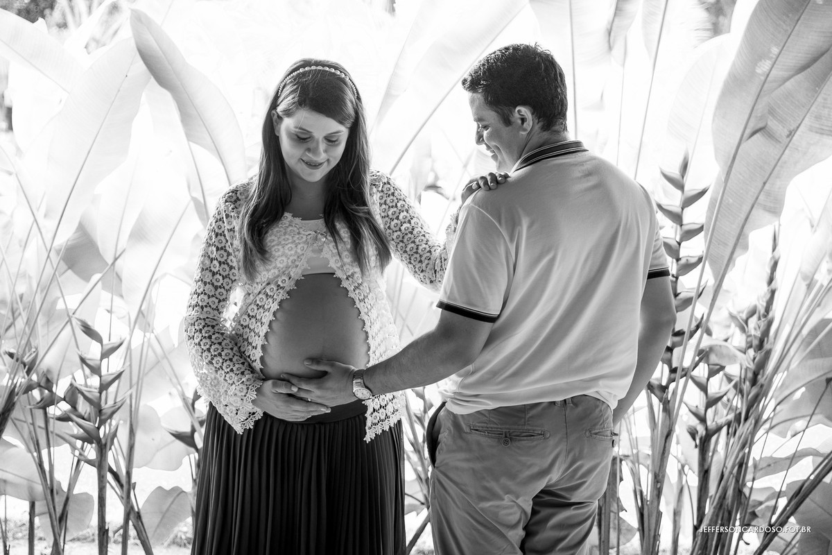 pai e mãe do caio segurando na barriga de gravida