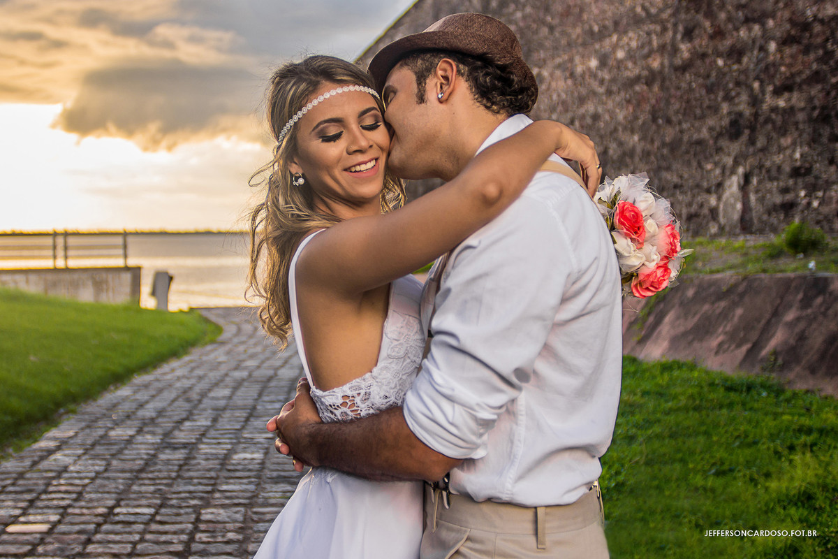 casal se beijando no forte do castelo