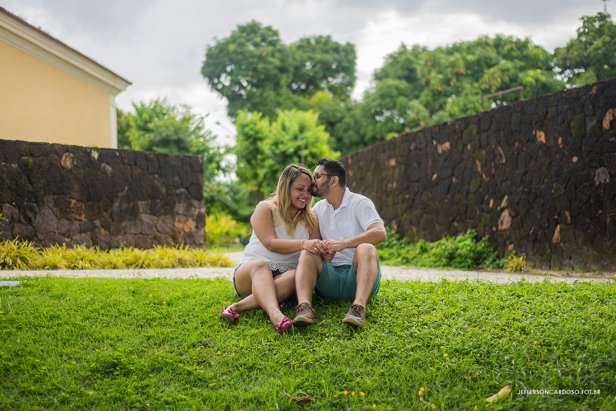 casal na grama sentado