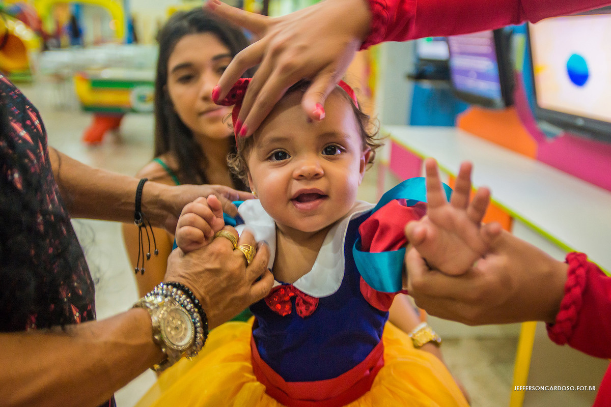 maria clara sendo arrumada pela família