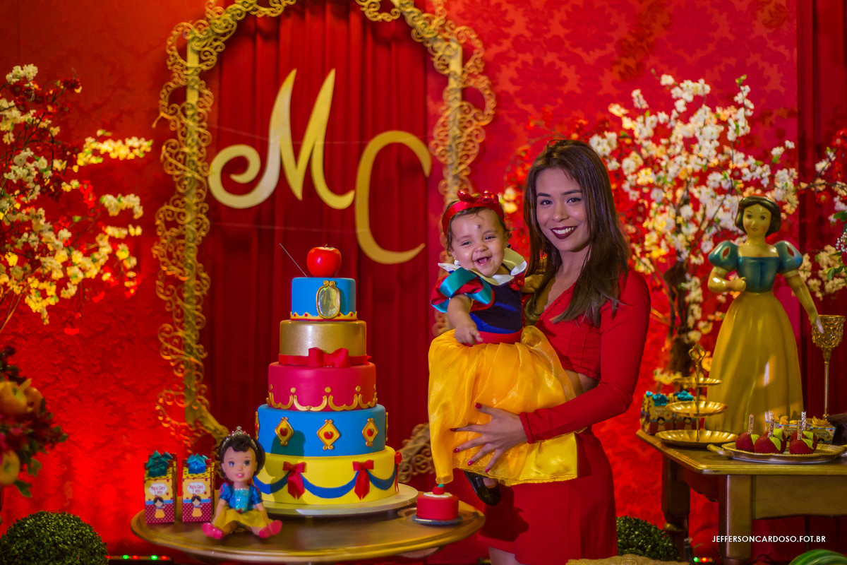 mãe da maria com bolo da branca de neve