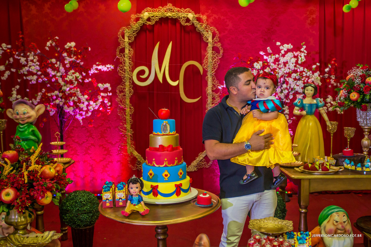 pai da maria com o bolo da branca de neve