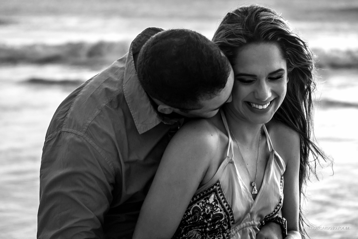 casal feliz na praia