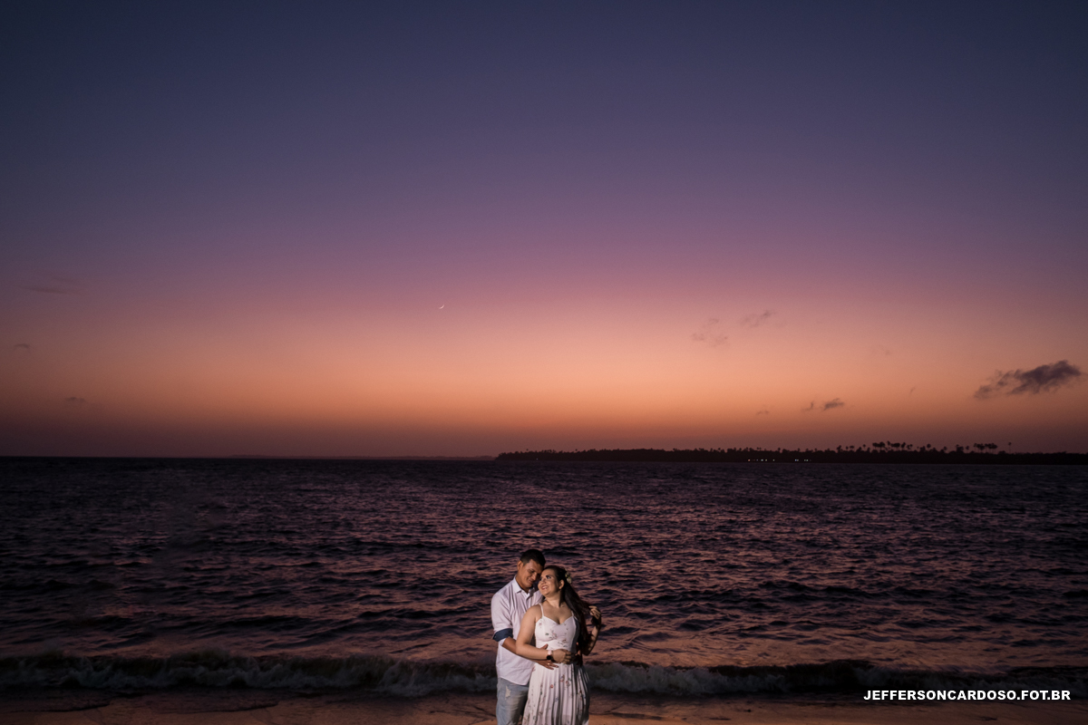 ensaio feliz na cidade de cametá pa na praia da aldeia onde o casal tiveram uma manhã de sol lindo no nascer da manhã no rio tocantins